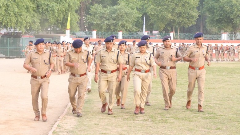 परेड के निरीक्षण के दौरान पुलिस कर्मियों के साथ स्वंय भाग दौड कर परखी कर्मियों की दक्षता, शारीरिक तथा मान्सिक रूप से स्वस्थ रहने का दिया संदेश