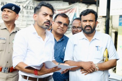आढ़त बाजार/तहसील चौक सड़क चौड़ीकरण परियोजना कार्य प्रगति का डीएम ने किया स्थलीय निरीक्षण