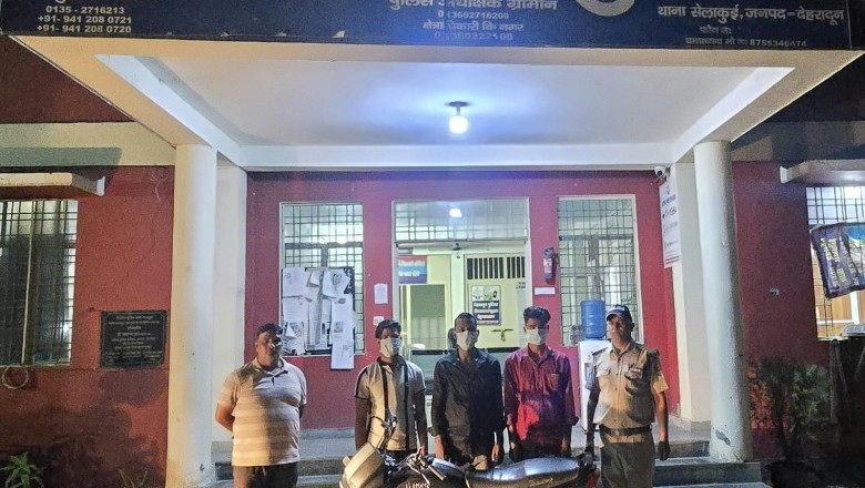 बाइक पर क्षमता से अधिक सवारी बैठाकर स्टंटबाजी करना पडा भारी ,