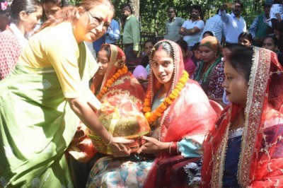 नरेन्द्रनगर के ओणी गांव में आयोजित हुआ ‘आंगन का मिलन’ कार्यक्रम, मंत्री रेखा आर्या ने किशोरियों, माताओं और नन्हे-मुन्ने बच्चों से किया संवाद,