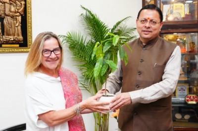 मुख्यमंत्री श्री पुष्कर सिंह धामी से अंतरराष्ट्रीय फिल्म निर्माताओं के प्रतिनिधिमंडल ने की भेंट